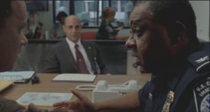 Dixon und seine Mitarbeiter versuchen Navorski zu überzeugen